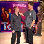 Nicolás Vázquez Instagram - Un carrete de super casi angeles y amor! ❤️
Después de muchos años nos reencontramos con @tomasrossok y fue como si nos hubiéramos visto ayer. El amor está intacto. Hermoso recibirte en el teatro y tus palabras tan especiales para mi.
Obvio que teniamos que hacer uno de nuestros saludos de ficción. 😂
Te quiero mucho!!
🙌🏽🤍