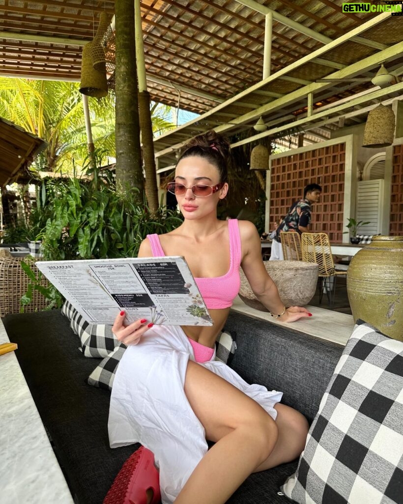 Rabia Soytürk Instagram - 🕶️🌸🌺👙🎀