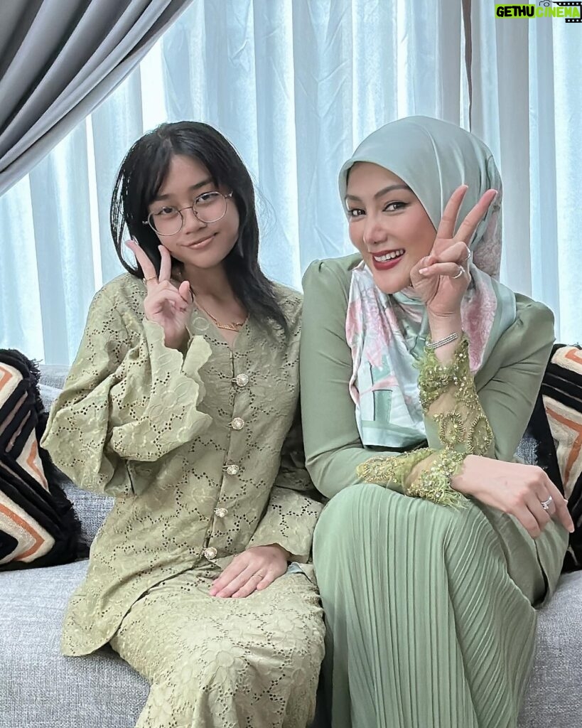 Erra Fazira Instagram - Ramadhan berlabuh, Syawal menjelma,
Dirai gembira dalam suasana sederhana,
Salam dihulur  kemaafan  dipinta
Moga ukhwah  harmoni, dijauh sengketa..
.
Salam Lebaran dari kami,
Erra , EAleesya & family..🥰🥰🥰