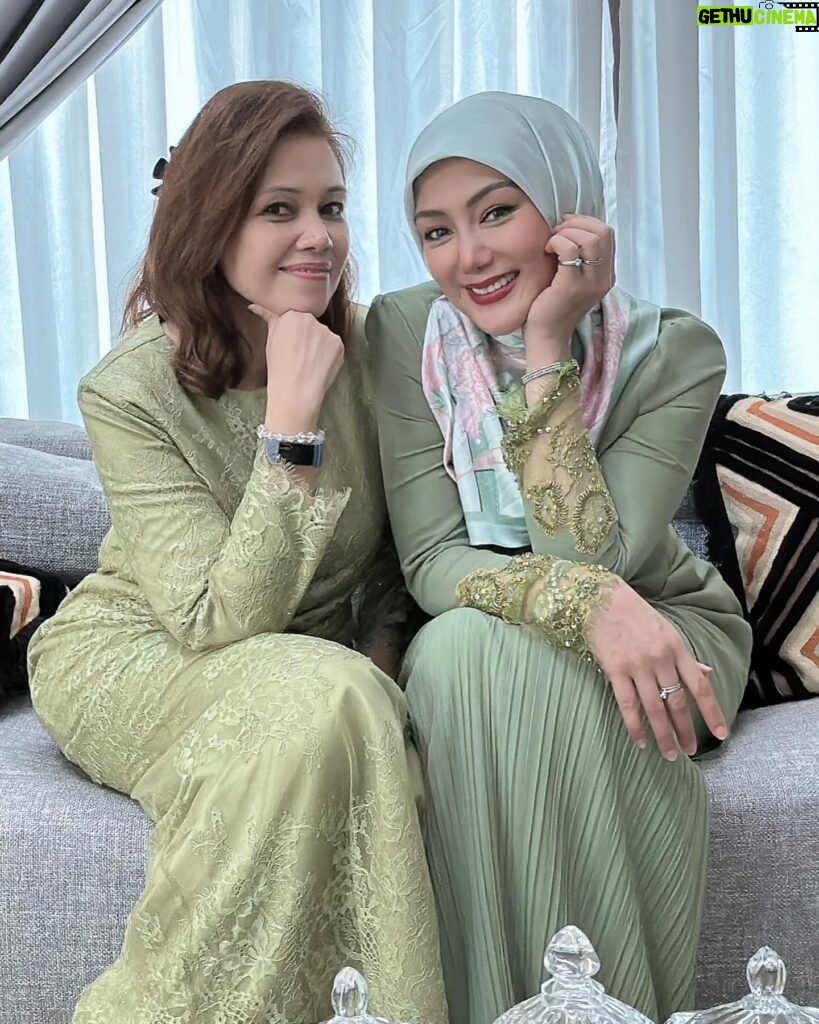 Erra Fazira Instagram - Ramadhan berlabuh, Syawal menjelma,
Dirai gembira dalam suasana sederhana,
Salam dihulur  kemaafan  dipinta
Moga ukhwah  harmoni, dijauh sengketa..
.
Salam Lebaran dari kami,
Erra , EAleesya & family..🥰🥰🥰