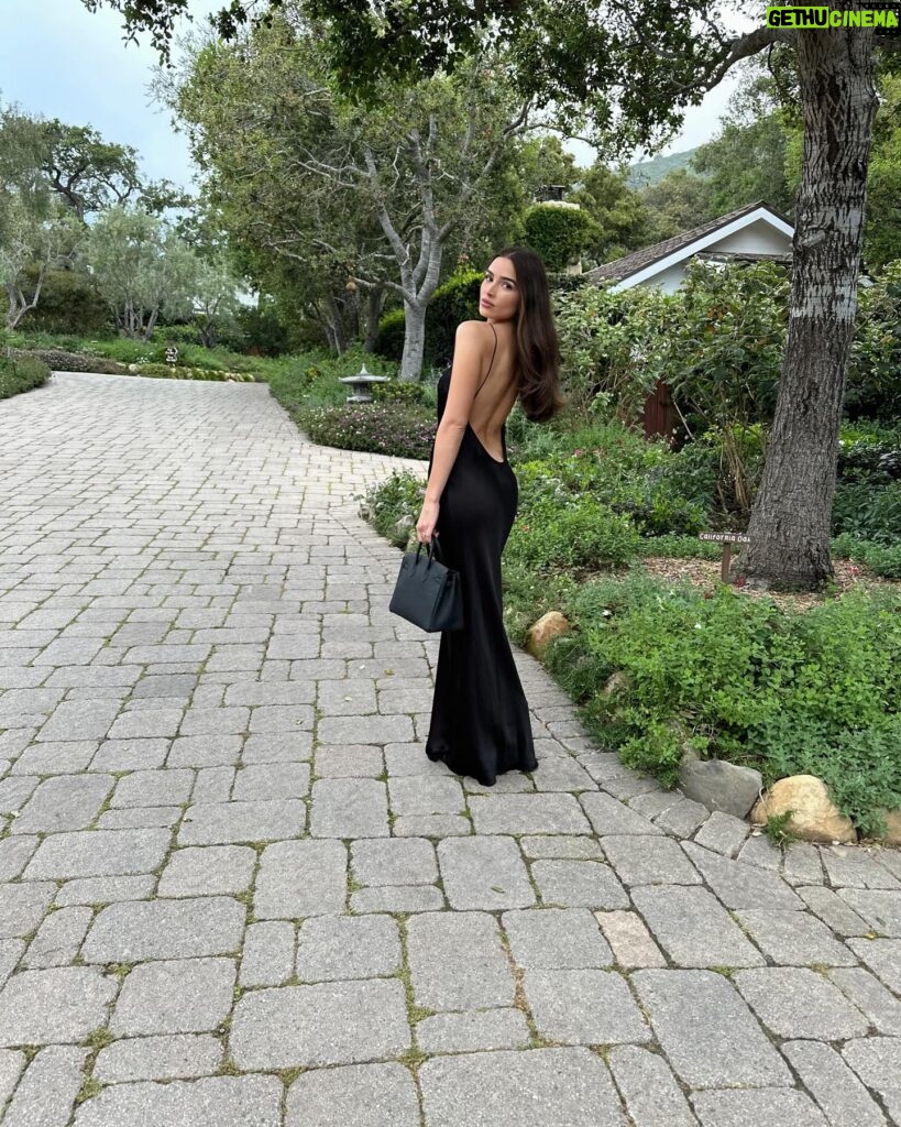 Olivia Culpo Instagram - LBD 🌸🤍