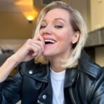 Kristina Asmus Instagram - У меня сегодня День рождения!!! 🎂🎂🎂 И мне исполнилось 36 лет!! 🐉
Я мотаюсь и отрываюсь, поэтому глубокомысленный пост про путь и благодарности будет позже 😂 Просто скажу, что я в абсолютной любви сейчас. Принятии, проработке, осознанности, потоке и вот этого всякого 😂😂😂 В общем, мне, правда, хорошо очень, чего уж ))) Передаю вам привет из солнечной Хорватии и обнимаю нежнейше!! 🫀
Всё, я тусить! 🪅🪩