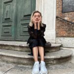 Kristina Asmus Instagram - Этот человек из поколения альфа сводит меня с ума 🤪🥹 
У дочки было кольцо-сердечко. Мы сидели в кафе и она попросила карандаш для губ и не подглядывать)))) Нарисовала на щеках буквы I и U, получилось I love you. Только Настя рисовала через зеркало и буквы получились наоборот 😂😂😂 Ну и вместо первой буквы последняя, но главное же посыл 😂
Так круто, что в этой новой ментальности дочь в подростковом возрасте каждый день делает такие трогательные приятности. А ещё Настя лучший фотограф 🌪️ И это парт || нашей внезапной поездки в Венецию 💙
А если вдруг на одной из фотографий вы заметите неправильно застёгнутые на мне пуговицы, не торопитесь с выводами 😅 Это не издержки переодевания в машине, что вы, это знаменитая венецианская фишка, тут все так ходят 😂