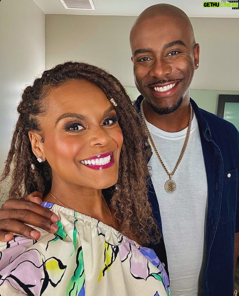 Tabitha Brown Instagram - It’s a VERY GOOD TUESDAY on set with my brother @nicfew today! Can’t wait to share this one with yall!! And yes, we cutting up😂😂😂 #tabithabrown #nicfew #actor #fun 
Hair by @ashleynicolewill 
Styled by @shaylinjoneshair 
Makeup by @brandieonthebeat