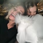 Kristina Asmus Instagram - Этот человек из поколения альфа сводит меня с ума 🤪🥹 
У дочки было кольцо-сердечко. Мы сидели в кафе и она попросила карандаш для губ и не подглядывать)))) Нарисовала на щеках буквы I и U, получилось I love you. Только Настя рисовала через зеркало и буквы получились наоборот 😂😂😂 Ну и вместо первой буквы последняя, но главное же посыл 😂
Так круто, что в этой новой ментальности дочь в подростковом возрасте каждый день делает такие трогательные приятности. А ещё Настя лучший фотограф 🌪️ И это парт || нашей внезапной поездки в Венецию 💙
А если вдруг на одной из фотографий вы заметите неправильно застёгнутые на мне пуговицы, не торопитесь с выводами 😅 Это не издержки переодевания в машине, что вы, это знаменитая венецианская фишка, тут все так ходят 😂