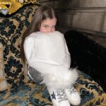 Kristina Asmus Instagram - Этот человек из поколения альфа сводит меня с ума 🤪🥹 
У дочки было кольцо-сердечко. Мы сидели в кафе и она попросила карандаш для губ и не подглядывать)))) Нарисовала на щеках буквы I и U, получилось I love you. Только Настя рисовала через зеркало и буквы получились наоборот 😂😂😂 Ну и вместо первой буквы последняя, но главное же посыл 😂
Так круто, что в этой новой ментальности дочь в подростковом возрасте каждый день делает такие трогательные приятности. А ещё Настя лучший фотограф 🌪️ И это парт || нашей внезапной поездки в Венецию 💙
А если вдруг на одной из фотографий вы заметите неправильно застёгнутые на мне пуговицы, не торопитесь с выводами 😅 Это не издержки переодевания в машине, что вы, это знаменитая венецианская фишка, тут все так ходят 😂