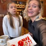 Kristina Asmus Instagram - Я должна была встречать свой День рождения на Алтае 😳🌱 Были взяты билеты и всё распланировано. Но несколько дней назад выяснилось, что мне надо срочно в эти самые даты лететь на съёмки в Хорватию 📽️ Перекроить всё было неподъёмно (особенно с другими проектами, которые залезали на хорватские даты), но мы это сделали и я прилетела в Хорватию 🇭🇷 Быстро всё перепридумала и организовала свой День рождения уже на новом месте в крутых местах 🎉 А вчера в свой День рождения я просыпаюсь и вдруг понимаю, что совсем близко…Италия!!! 😂 Беру машину и спонтанно еду дочке показывать Венецию!!! 🌊 И это было лучшим решением!!!
Просто, спокойно, без плана, без ожиданий, без контроля, без дрожи понравится гостям или нет 🤷🏼‍♀️ Без конкретного маршрута, без цели успеть всё и посетить обязательное, без походов в лучшие рестораны 🤚🏻Мы просто гуляли! И заходили в первые попавшиеся кафе, и пирожных со свечкой у меня было 3, а ещё я впечаталась в торт лицом и познакомилась с прекрасной пожилой парой 🥹
В общем, мы провели совершенно класснючий мой День рождения в Венеции! И этот день совершенно не претендовал стать особенным в жизни. Но он стал им.. 🤍
Всё-таки, в этом своём новом этапе я себе ой как нравлюсь! 😂