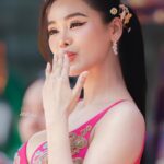 Engfa Waraha Instagram - ขอบคุณ @kingpowerofficial  มากๆเลยนะคะ ที่ให้ฟ้าได้ร่วมขบวนและมินิคอนเสิร์ตกับงาน อภิมหาสงกรานต์ รางน้ำ  KING POWER ในวันนี้ สนุกมากๆเลย 🙏🏻 

ขอบคุณแฟนคลับที่มาหากันในวันนี้ด้วยนะค้า ร้อนมากๆเลยใช่ไหม แต่สู้มาก รักน้า เจอกันนะคะ 💦🥳🎊🎉