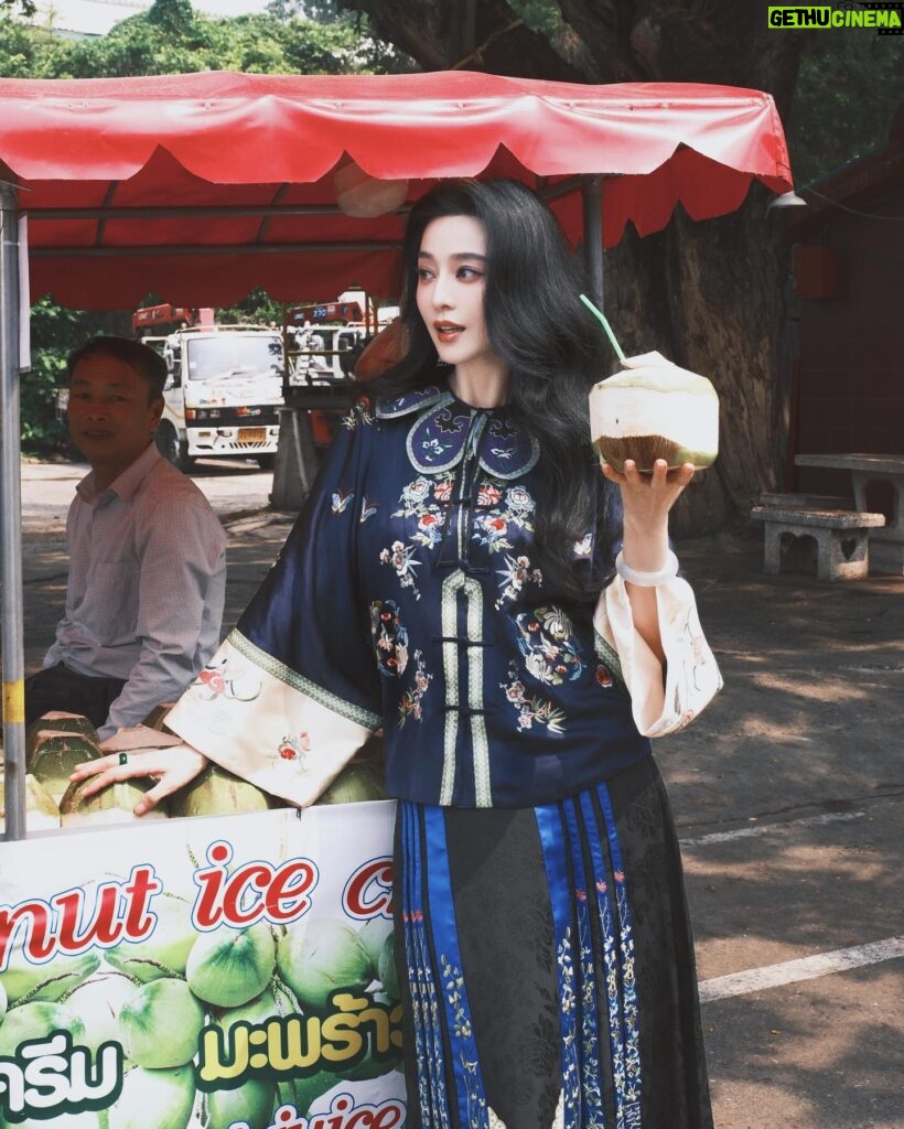 Fan Bingbing Instagram - Sawadee ka! 🥰 
Thai coconut, yummy!

Photographed by: @zhao.pt