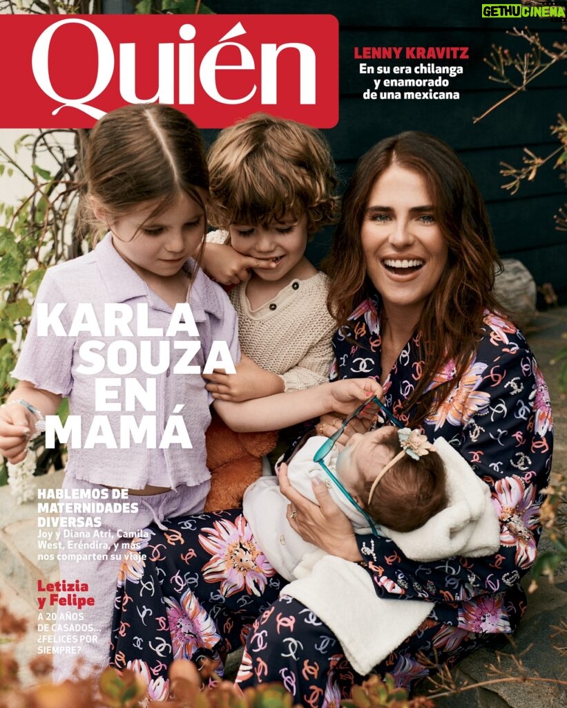 Karla Souza Instagram - #ExclusivaQuién Karla, multitask. Rompiendo el estigma de maternar y alcanzar el éxito profesional.

Desde su casa en Los Ángeles, entre chupones y un premio Emmy, posa junto a sus tres hijos por primera vez y pone sobre la mesa otra de las problemáticas que enfrentan las mujeres de hoy: perder oportunidades laborales por ser mamás. Luego de ocultar sus dos primeros embarazos por el miedo a quedarse sin trabajo, alza la voz a través de Quién en pro de que la mujeres vivan maternidades plenas.

Hablando de las diversas formas de ser mamá, nos reunimos con mujeres que se imponen a la norma y las ideas preconcebidas de lo que “debe ser una mamá”. Joy y Diana Atri, Ileana Rodríguez, Camila West, Eréndira Ibarra, Pamela Cerdeira, y más, nos hablan sobre su experiencia y su visión sobre la maternidad.

Además, hacemos un marcaje personal a Lenny Kravitz en su vida chilanga con novia mexicana. No se la pierdan, nuestra Quién de mayo está buenísima, descárgala completamente gratis en el link de nuestra bio.

Foto: @ricardoramosphoto 
Texto: @mariterelg 
Styling: @raul_al 
Makeup: @salvadorgonzalezmakeup 
Hair: @tildebymatilde 

@lancomeofficial 
#LANCOMEMX
#ROSEEXTRAORDINAIRE
.
.
.
.
.
#karlasouza #momlife