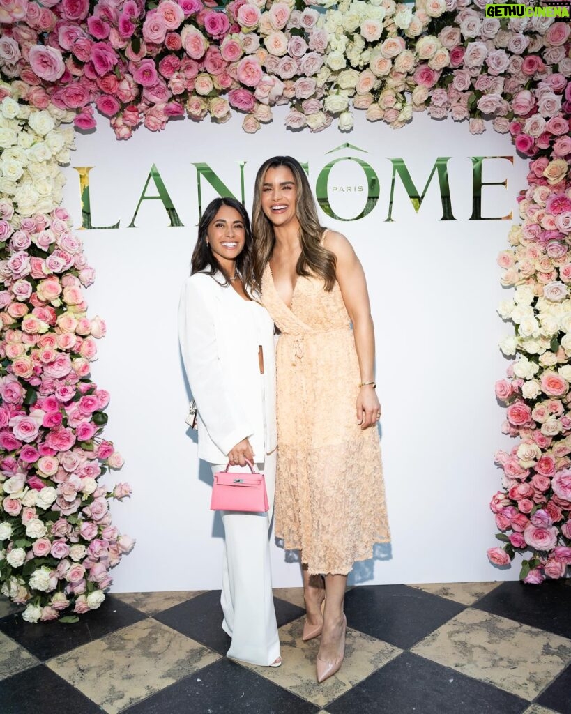 Clarissa Molina Instagram - Entre mujeres que inspiran. 💖 Anoche tuve el privilegio de compartir con Antonela Roccuzzo entre otras mujeres espectaculares en una cena exclusiva organizada por Lancôme. 

Gracias antonelaroccuzzo y Lancôme por esta velada tan hermosa. 🥰💖