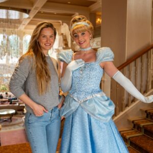 Bar Refaeli Instagram - Who did it better 🪣🧼
Cinderella @disneylandparis or me?
#disneylandhotel #cinderella #paris