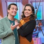 Monica Iozzi Instagram - Carrossel de amor em terras cariocas! 
Moro em São Paulo, mas uma boa parte do meu coração está no Rio de Janeiro.

Passei a última semana por lá fazendo participações em programas que eu amo e revendo minha família praiana.
Que delícia!

Obrigada aos geniais e generosos @rafaelportugal e @mariaaribeiro por me receberem tão bem. Vida longa ao “Portugal Show” e ao “Maria Vai Com os Outros”. Que maravilha ver gente boa fazendo coisas boas.
Me convidem sempre, ok? 🙌🏻

Obrigada aos meus irmãos @joaovancini , @gabrielvs , @ocaioprado , @jeanmmachado , @paulinhacpazevedo e @haiutao . Vocês são meu colo, meu aconchego longe de casa. E bem-vindo, @caiosoh ! Novo parceirinho que pretendo levar pela vida agora. 🌻

E obrigada ao meu eterno Tomate. Felipe Atra. Outrora meu namorado, hoje meu amigo querido, parte indispensável da minha família. Tão bom quando conseguimos ressignificar o amor e manter pessoas excepcionais em nossas vidas, não?  Te amo, Fê. Pra sempre. 🧡

Até breve, Rio. Até breve, amores. Nós vemos já já. ✈️