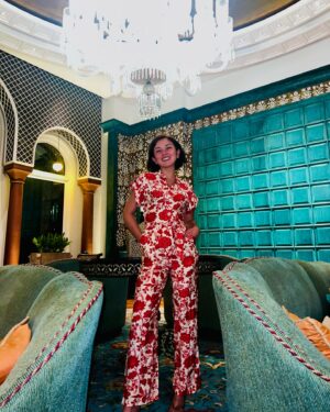 Beauty Gonzalez Instagram - I’ve got a thing for Chandeliers, don’t really know why.
They seem to me like jewelry for the home. 
What earrings are to a woman, 
Chandeliers enhance the ‘face’ of every interior. 
From Opulent to Artsy, 
from Mid Century to Tribal,
There is a Chandelier with your name on it. 🤍