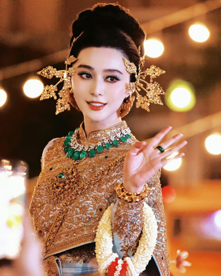 Fan Bingbing Instagram - 💛💛💛

Costume: @vanuscouture_official @sunvanus @aomnapat, coordinated by @wishgui3
Makeup: @huyiyin8 @_christopherbu_ 
Hair: @copong 
Jewels: @beautygems_official and MBUND (China)
Photography: @zhao.pt, @iponz32, @gypsyliberty, Sepmoon日记本
PR & Management: @jerseychong @mattie_ma 
Special Thanks: @tourismthailand @iamthapanee @thailandtgttxw