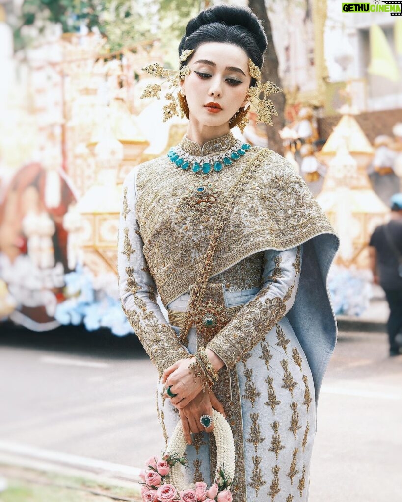 Fan Bingbing Instagram - 💛💛💛

Costume: @vanuscouture_official @sunvanus @aomnapat, coordinated by @wishgui3
Makeup: @huyiyin8 @_christopherbu_ 
Hair: @copong 
Jewels: @beautygems_official and MBUND (China)
Photography: @zhao.pt, @iponz32, @gypsyliberty, Sepmoon日记本
PR & Management: @jerseychong @mattie_ma 
Special Thanks: @tourismthailand @iamthapanee @thailandtgttxw