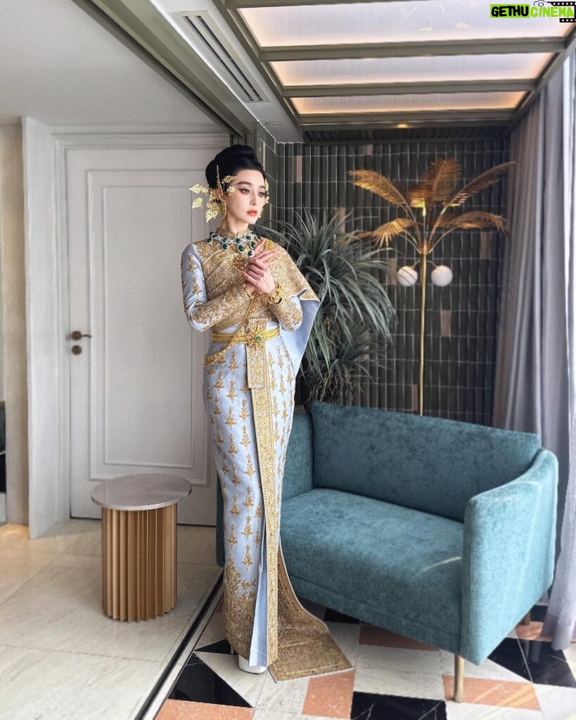 Fan Bingbing Instagram - 💛💛💛

Costume: @vanuscouture_official @sunvanus @aomnapat, coordinated by @wishgui3
Makeup: @huyiyin8 @_christopherbu_ 
Hair: @copong 
Jewels: @beautygems_official and MBUND (China)
Photography: @zhao.pt, @iponz32, @gypsyliberty, Sepmoon日记本
PR & Management: @jerseychong @mattie_ma 
Special Thanks: @tourismthailand @iamthapanee @thailandtgttxw