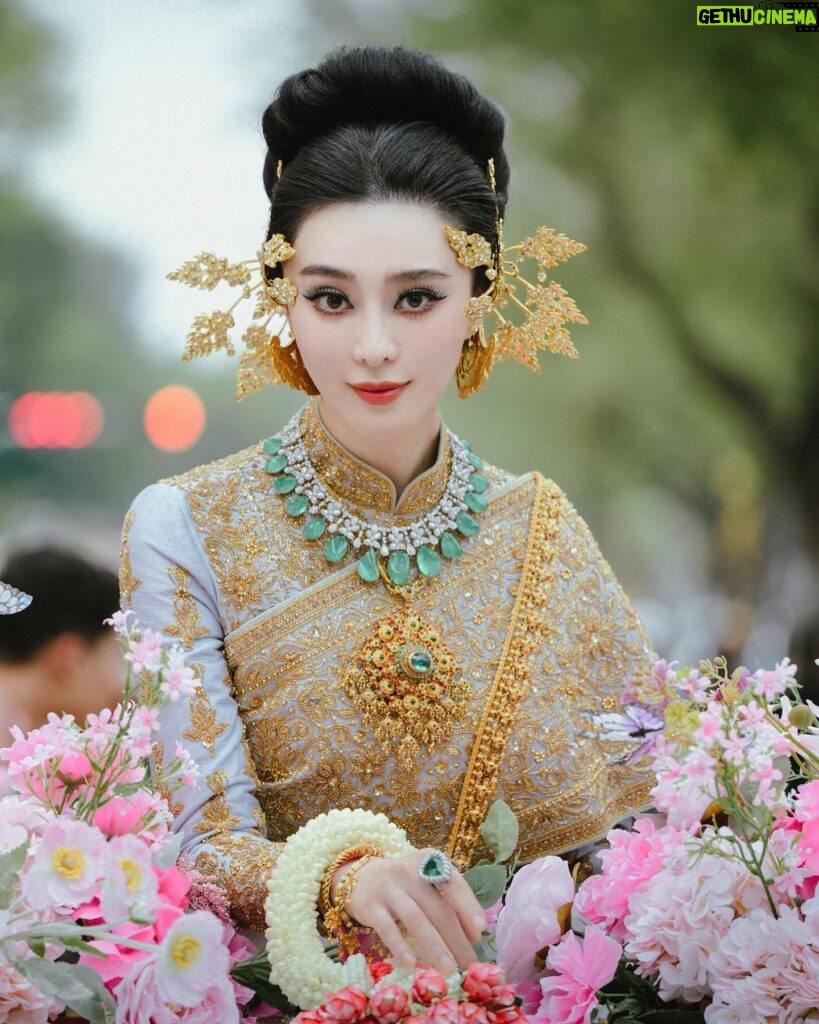 Fan Bingbing Instagram - 💛💛💛

Costume: @vanuscouture_official @sunvanus @aomnapat, coordinated by @wishgui3
Makeup: @huyiyin8 @_christopherbu_ 
Hair: @copong 
Jewels: @beautygems_official and MBUND (China)
Photography: @zhao.pt, @iponz32, @gypsyliberty, Sepmoon日记本
PR & Management: @jerseychong @mattie_ma 
Special Thanks: @tourismthailand @iamthapanee @thailandtgttxw