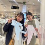 Mina Al Sheikhly Instagram - ملخص برشلونة بالبوم و ذكريات تخبل ♥️

تنويه يا جماعة الخير ! لكثرة الاسئله و التحليلات 

اني حامل بالشهر الخامس ! و اعلنت بعد مثبت الحمل 🥰
و شفت الوقت المناسب 🙏

اما الفيديو فهذا مصور قبل ٤ اشهر 😂 يعني اول معرفت اني حامل

و هذا جان حل المعدلة الصعبة  التي دوخت العالم 😂 

و شكراً 

#myhappymoments #minasjourney