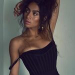 Jessie Reyez Instagram - Shut up.

@holausa 
Photo @gerardobriceno
Stylist @irmastyle
HnM @beautybyharper
Art Direction @zuritapedro