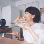 Asami Mizukawa Instagram - @ellegourmetjp 水川発酵食道
第六回　発酵あんこ
料理家・発酵マイスターの榎本美沙さんに炊飯器で作る発酵あんこを教えてもらいました！
自然な甘さがクセになる🫘
#フィルムで撮った現場写真
@mizukawa_asami_mg.film