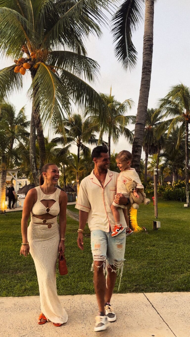 Stéphanie Durant Instagram - Family vacations outfits🏝️☀️🐚

Quel est votre préféré ? 1,2,3,4 ou 5 ?