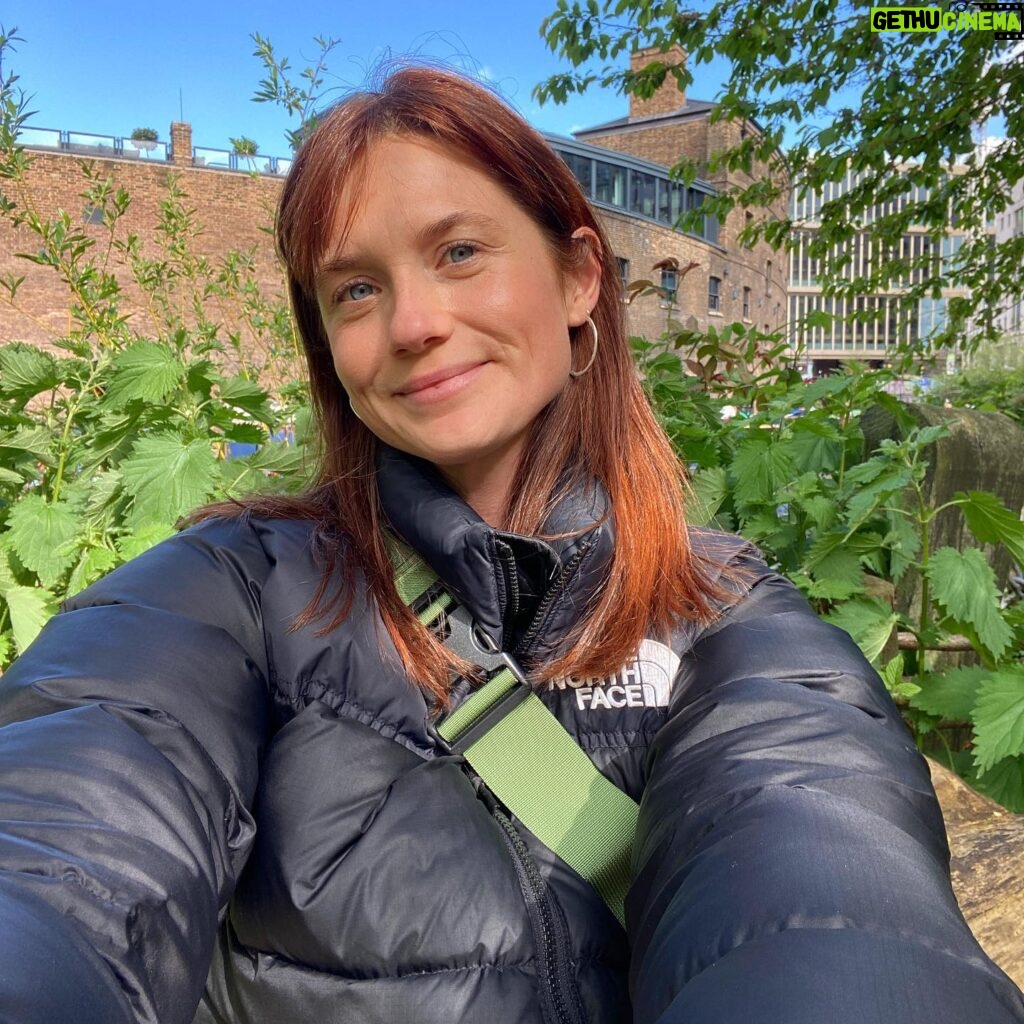 Bonnie Wright Instagram - Filming some Earth Day content today around my beautiful city. Exploring the importance of urban nature corridors. Did you know London has the most green spaces of any city in Europe? 🌳