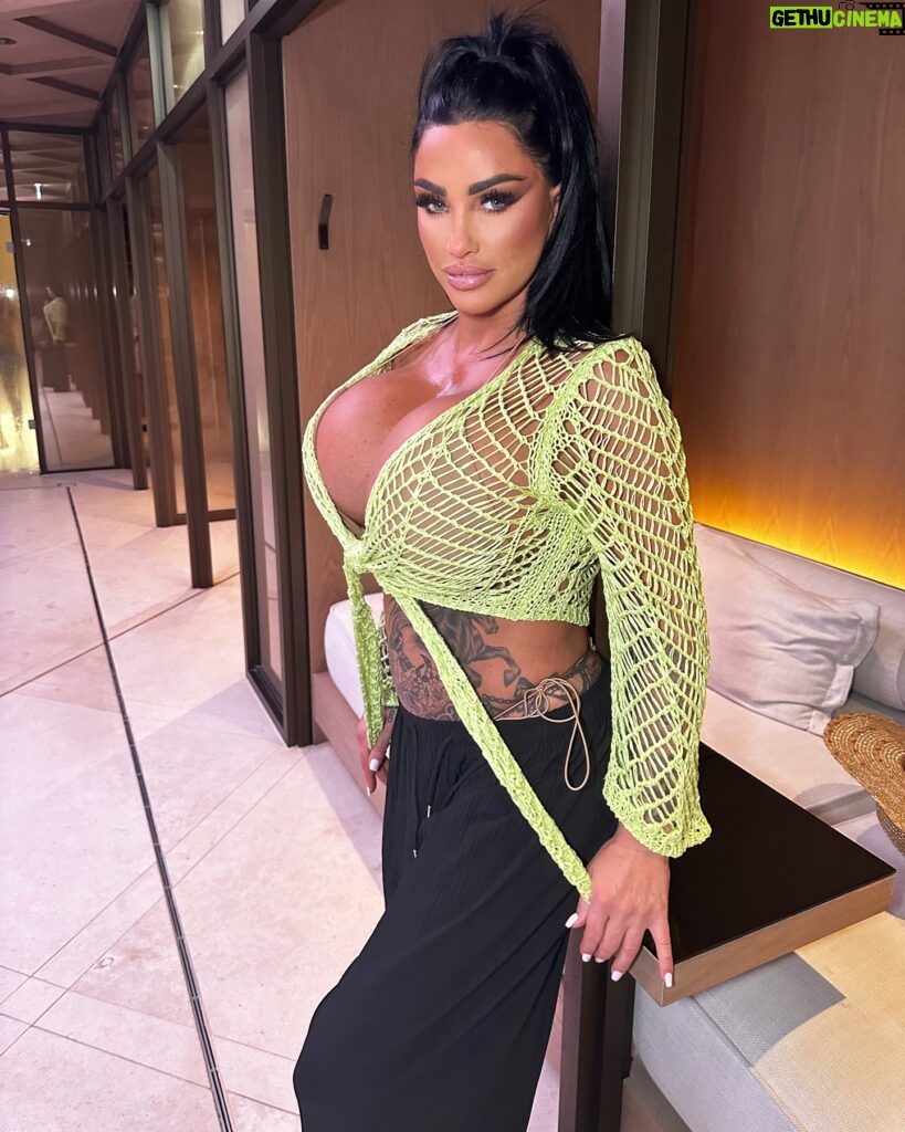 Katie Price Instagram - Wondering if we’ll get any sunshine soon 🤔 has anyone booked any holidays? 🏝️✈️my outfit from @jyyldn 💚💚 loving green at the minute xx 

ad