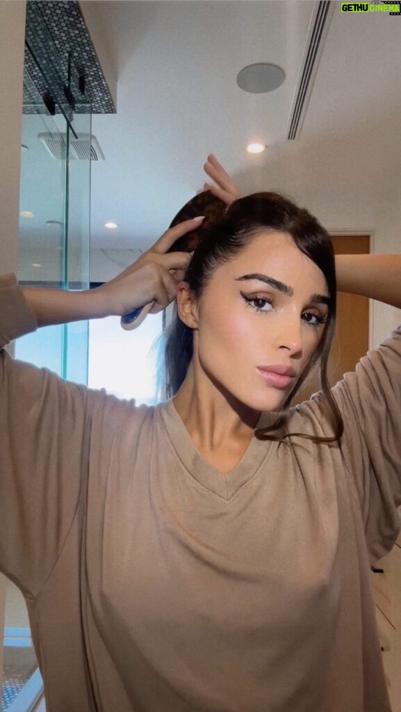 Olivia Culpo Instagram - How I get my slicked-back bun 🤍 using
the new @nexxushaircare Slick Stick
#NexxusPartner