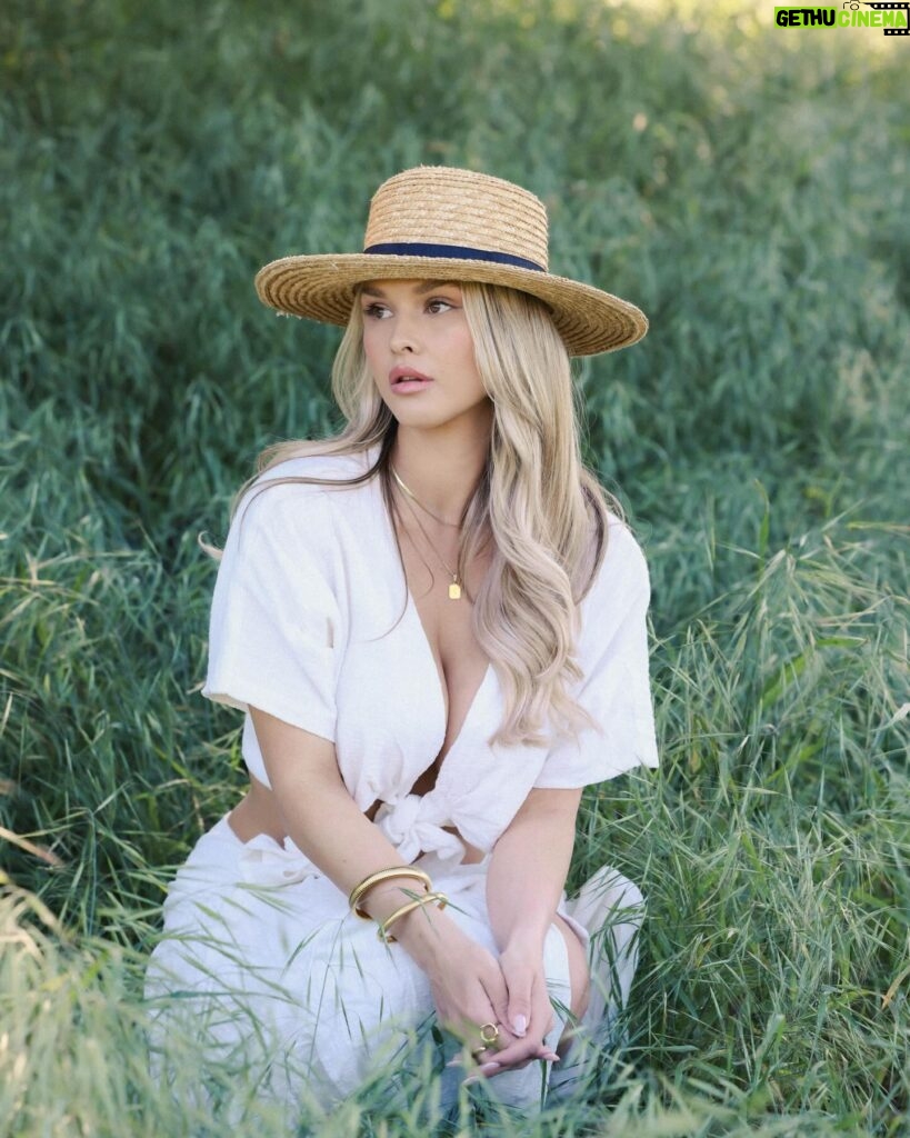 Kinsey Wolanski Instagram - Just dreaming of my future ranch 💭