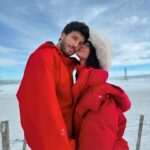 Aitana Instagram – “akureyri” está fueraaaaaaa 🧊🥹

quiero dedicar este post a todo el pedazo de equipo que hay detrás💭

primero a sebas @sebastianyatra , por acompañarme en el camino desde que literalmente empecé, por confiar en mi desde el principio… no ha sido un camino fácil (está clarísimo jajajaja) pero ahí has estado siempre tú 😇 está es la tercera canción que sacamos juntos, sabes que te admiro como artista pero sobre todo como persona. 
Gracias por haber hecho realidad este sueño de colaboración que empezamos en Islandia y acabamos en México, esta canción que se va a quedar ya marcada en el corazón de muchas personas (lo sé). 

Gracias a Mauricio ( @calidandee ) y Andrés ( @andrestorrest ) por acabar de darle vida a algo tan importante para mí, siempre ahí desde el principio también 🥲.

Bueno…. @felixbollain , a parte de haber descubierto al MEJOR director, qué placer llevarme un amigo de todo esto. 
Ahí estuviste en Los Ángeles cuando grabamos la canción y terminamos todos juntos en Islandia grabando el vídeo. 
Entendiendo a la perfección lo importante que era para nosotros esta canción, sabiéndolo plasmar tan bien en este videoclip… te admiro y quiero. 
Gracias por haber hecho realidad el mejor videoclip que yo tengo. GRACIAS A @habemusroma y @oromagosa 🚀⭐️ 

a todo mi equipo, @nurandreu PRIMER LANZAMIENTO SUPERADO!!!!!! gracias por todo 💭❤️, @universalmusicspain @universalmusicgroup @gtstalentspain por ser mi familia.
A Jesús López y @narcisrebollo por apoyarme en cada lanzamiento como lo hacéis. 
Alicia Arauzo  @mikitoran @albertquinta @mak3noise @valle_es_valle @celiatutor EQUIPAZO EQUIPAZO EQUIPAZO ❤️‍🔥

a mi equipo de glam también, que estuvisteis ahí a tope, apoyando y siendo los mejores @jesusdepaula y @fer.martinez.mk 💘💭
vestuario @isagreece y Alex Gil🥹 un sueño todo😩

gracias a todo el equipazo de sebas también, por ponerlo tan fácil💭🙏🏼 
@rayrayacosta @sacebaldr 

 y pero último pero no menos importante (de hecho todo lo contrario a menos importante🫠) equipo técnico del vídeo, gracias infinitas, qué viajazo nos pegamos todos💘 (los tenéis a todxs etiquetados en la publicación anterior, echarle un ojo porque vaya EQUIPAZO).