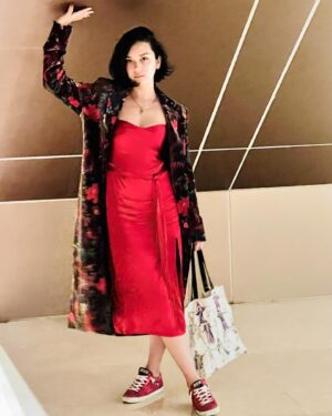 Beauty Gonzalez Instagram - Theater Night 🩷
Always a proud Filipino moment watching Miss Saigon,
The quality and caliber of Pinoy talent for all the world to see. 
Bravo 👏🏻👏🏻👏🏻