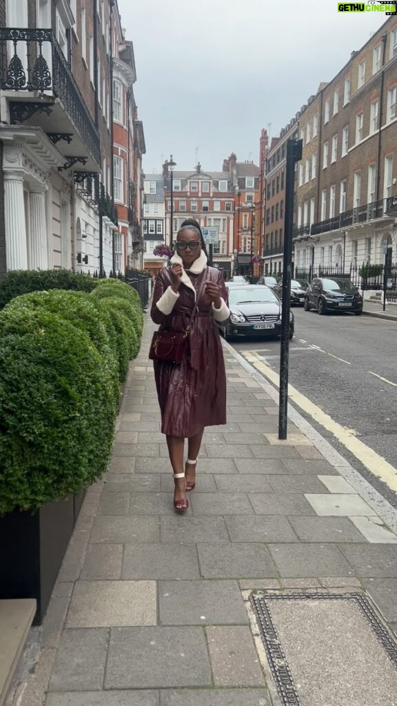 Cynthia Bailey Instagram - “be willing to walk alone. many who started with you won’t finish with you.”🌎🤎💋

bag: @nila_bags
the bailey bag
mini style

cynthia bailey x nilabags

#cynthiabailey 
#staythecourse 
#positiveenergy 
#godswill
#freshface 
#london 
#love