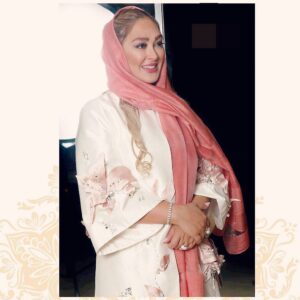 Elham Hamidi Instagram - غم هرگز عقب نمی نشیند،،،،،مگر به عقب برانی اش،،،،،نمی گریزد مگر آنکه بگریزانی اش،،،،،آرام نمی گیرد مگر آنکه بی رحمانه سرکوبش کنی،،،،،
شبتون سرشار از آرامش🍂🍁🍂🍁