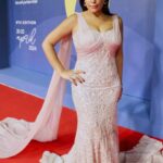 Hend Sabry Instagram - فرحتي كانت فرحتين في افتتاح #مهرجان_اسوان_الدولي_لافلام_المرأة و#تونس و المرأة التونسية تُكرّم في احدى أقرب المدن إلى قلبي .. أسوان الرائعة.. شكرا للقائمين على المهرجان و لأصحاب و صاحبات المعالي الّذين كرّموا السينما و المرأة التونسية من خلال تكريمي 🙏
Styled by @saeedramzi 
In @ramikadi 
Jewelry @glamour.jewellery 
MUA @sohakhoury 
Hair @alamodesalons
@aiwffestival