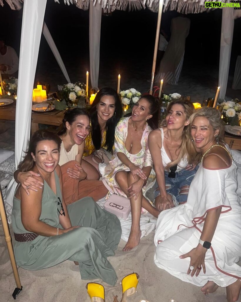 Scarlet Ortiz Instagram - Que bonito poder celebrar tu vida mamacita hermosa @denisedelpino 🥳🎂🍾 miles de bendiciones! 
Que bello reencuentro con mujeres maravillosas @laurasbarcelo @roxanagarciatv @lapasqualotto @chiquibabyla @felicidad_aveleyra @thebeautysquadbyflor