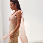 Hend Sabry Instagram - فرحتي كانت فرحتين في افتتاح #مهرجان_اسوان_الدولي_لافلام_المرأة و#تونس و المرأة التونسية تُكرّم في احدى أقرب المدن إلى قلبي .. أسوان الرائعة.. شكرا للقائمين على المهرجان و لأصحاب و صاحبات المعالي الّذين كرّموا السينما و المرأة التونسية من خلال تكريمي 🙏
Styled by @saeedramzi 
In @ramikadi 
Jewelry @glamour.jewellery 
MUA @sohakhoury 
Hair @alamodesalons
@aiwffestival