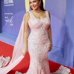 Hend Sabry Instagram - فرحتي كانت فرحتين في افتتاح #مهرجان_اسوان_الدولي_لافلام_المرأة و#تونس و المرأة التونسية تُكرّم في احدى أقرب المدن إلى قلبي .. أسوان الرائعة.. شكرا للقائمين على المهرجان و لأصحاب و صاحبات المعالي الّذين كرّموا السينما و المرأة التونسية من خلال تكريمي 🙏
Styled by @saeedramzi 
In @ramikadi 
Jewelry @glamour.jewellery 
MUA @sohakhoury 
Hair @alamodesalons
@aiwffestival