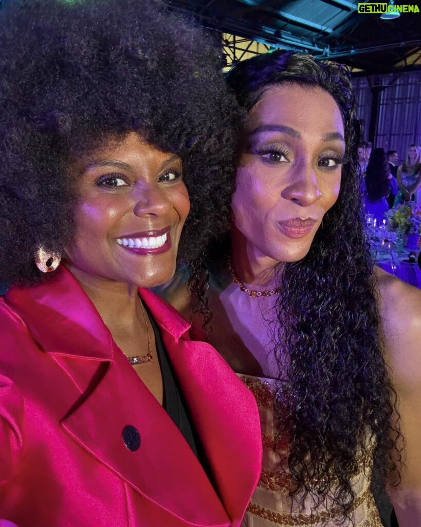 Tabitha Brown Instagram - Honored to have received the @mercyforanimals Love and Light award ❤️. Thankful to have my family and friends by my side tonight❤️. Here’s to spreading LOVE and LIGHT ❤️🙏🏾 #thankful #tabithabrown #vegans #plantbased 
Thank you @themichelelopez for my beautiful suit❤️ the pink was a hit!!