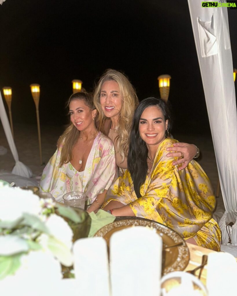 Scarlet Ortiz Instagram - Que bonito poder celebrar tu vida mamacita hermosa @denisedelpino 🥳🎂🍾 miles de bendiciones! 
Que bello reencuentro con mujeres maravillosas @laurasbarcelo @roxanagarciatv @lapasqualotto @chiquibabyla @felicidad_aveleyra @thebeautysquadbyflor