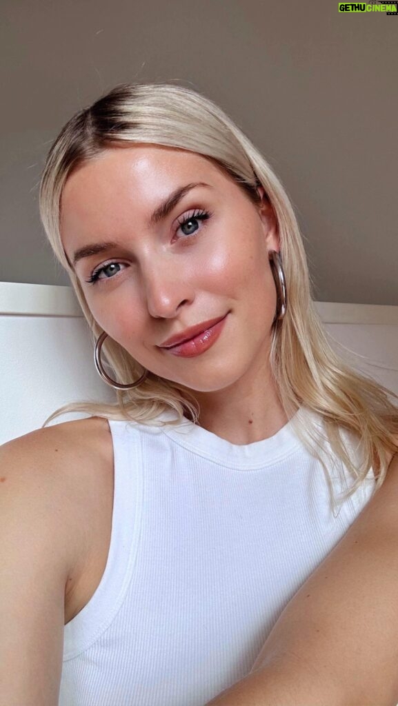 Lena Gercke Instagram - Anzeige l Die neue Lumi Glotion von @lorealparis ist alles was ich für meinen Sommer Glow brauche ✨ 
#LOrealParisPartner, #LOrealParisMakeup, #LumiGlotion #Letsglow