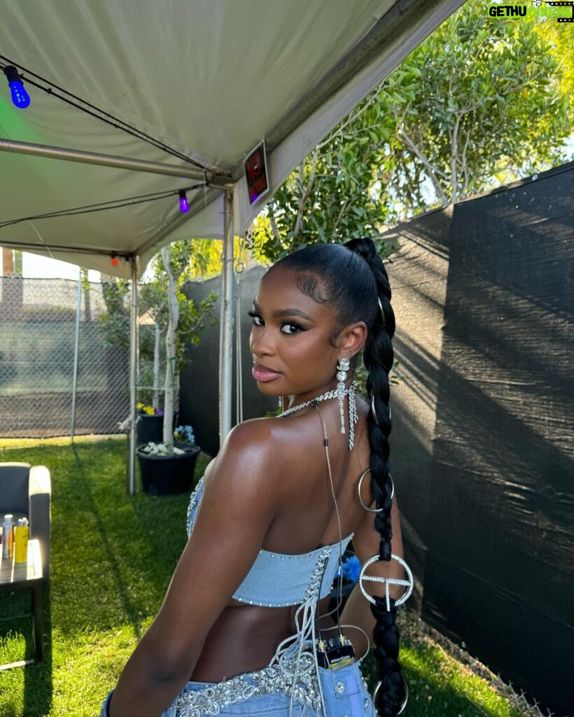 Coco Jones Instagram - In the desert looking like dessert 🦋

Shoutout my Capricorn sista @reneerapp for having me at Coachella😭