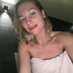 Kristina Asmus Instagram - СИТУАЦИЯ. 
На днях я решила сходить в SPA в отеле в Хорватии (я там была на съёмках). Поплавала в бассейне, сходила в душ и решила заглянуть в соседнюю дверь погреться 🧖🏼‍♀️ Захожу и вижу полостью обнаженную девушку. Думаю, как-то она странно на меня посмотрела, купальник я стирала, в чём дело не пойму))) 👙Подхожу к хамаму и через стекло понимаю, что там приличная компания голых людей и вдруг вспоминаю, что хамам-то я не очень люблю 😂 Пойду, думаю, до сауны.
Саун было две - лёгкая и прям жаришка. Я люблю бани/сауны и решила сразу где погорячее зайти. Подхожу и опять через стекло вижу 2 абсолютно голых мужчин 🧔🏻‍♂️ Меня это не смутило, что вы, это всего лишь человеческие тела, просто первый поход в сауну, наверное, нужен всё-таки лайтовый и я отправилась в ту, что полегче 😅 Подхожу к стеклу и о, чудо! Никого! Вешаю халат и захожу в купальнике внутрь. И тут взор падает на голого мужчину, который лежит на лавке причиндалом вверх. Я насколько могла не задерживалась взглядом на его слонике и деликатно спрашиваю где тут женское отделение? 🤓 Он был очень рад меня видеть и сказал, что я зашла именно в ту дверь 🚪😂
Он лежал посреди сауны, там куда ни сядь..везде возле него получится))) Села как могла в уголок, отвернула башку, сделала лицо кирпичом и стала думать о вечном))) Через несколько минут поняла, что думать много о вечном вредно и пошла прочь с этой вечеринки 😅 Выхожу, а там на двери табличка висит: «Нельзя разговаривать, нельзя проносить телефоны и нельзя заходить в купальниках и плавках» 😱😂 Девушка на ресепшн очень умилилась моей целомудренности, а вы мне ещё чёт про образ раскрепощённой бич роковухи под каждым постом втыкаете 😅
На следующее утро на завтраке делаю себе кофе и вижу как какой-то мужик машет мне через весь шведский стол 😅 Ну, думаю, кто-то из съёмочной группы и помахала в ответ. Он счастливый подбегает и говорит: «Привет! Ты меня помнишь?! Мы вчера с тобой в сауне были! Сегодня пойдешь?» 😂 А я аж опешила от такой европейской приветливости 🤪 И в одежде как-то мужчину этого не признала 😂😂😂 Сделала себе кофе и пошла размышлять пойду я сегодня в сауну или нет? 😂
