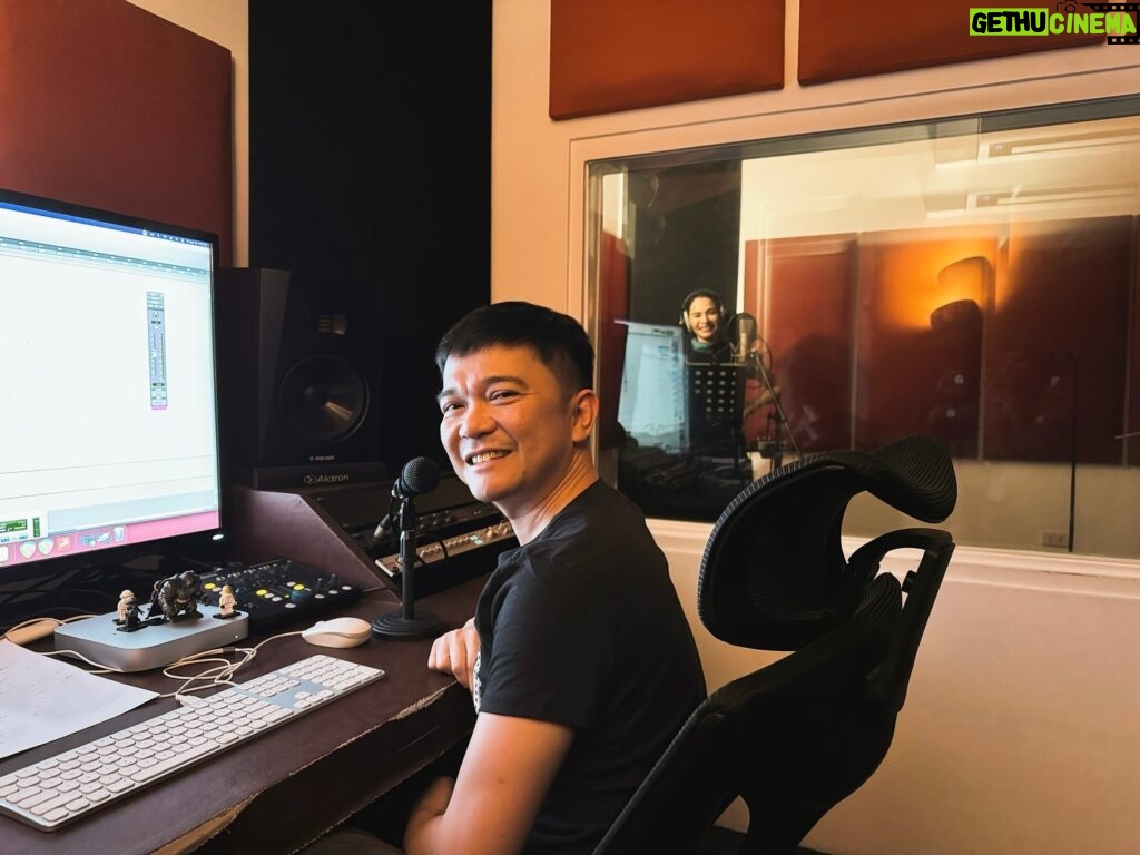 Jennylyn Mercado Instagram - I-birit ko na to mga bessie🤣😹 Thank you Sir @jonathanmanalo and @starmusicph 🎧🎤🤍 #albumsoon