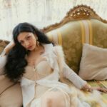 Mon Laferte Instagram - 🖤 Huele a peligro