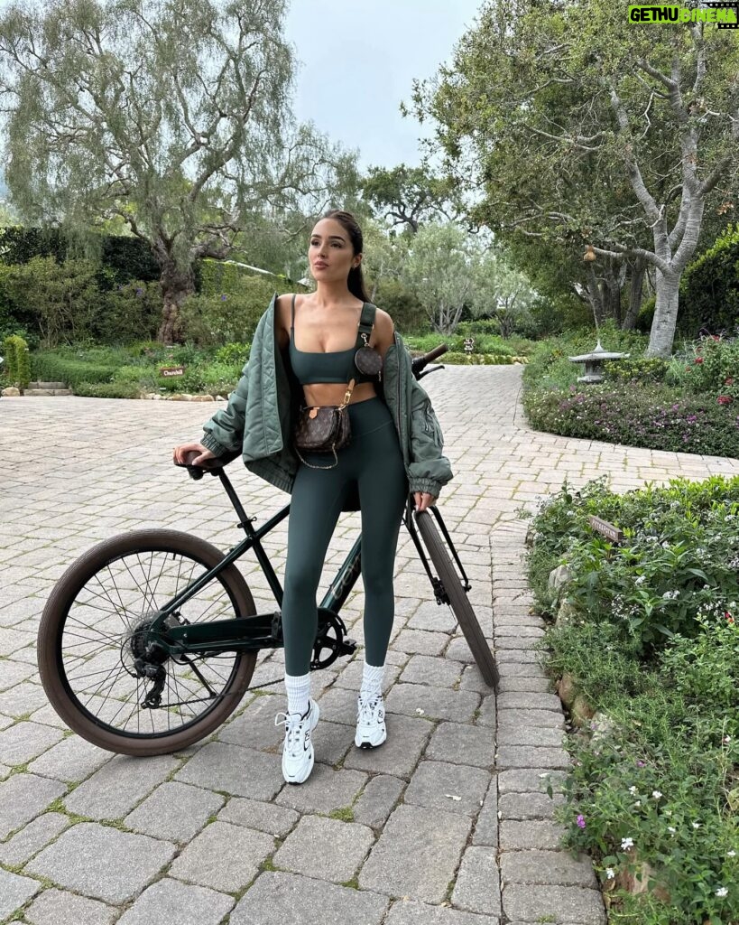 Olivia Culpo Instagram - 🚲👩‍❤️‍💋‍👨🐶