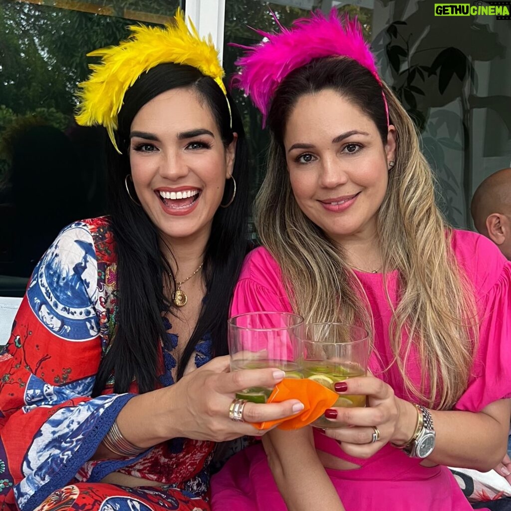 Scarlet Ortiz Instagram - Celebrando la vida con este parar de bellezas @blossomid_  y @tatiamaral_305  que este nuevo año de vida sea maravilloso 🥳🎂🍾 
Vestida por @samiya.boutique