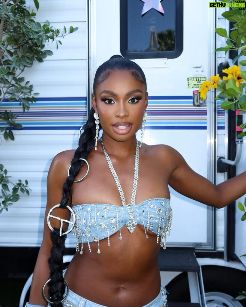 Coco Jones Instagram - In the desert looking like dessert 🦋

Shoutout my Capricorn sista @reneerapp for having me at Coachella😭