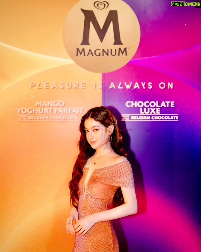 Chanikarn Tangkabodee Instagram - Can’t get over from MAGNUM ALL DAY ALL NIGHT PARADISE PARTY🧡💜

✨เปิดตัวไอศกรีมรสชาติใหม่ ฟิน! ต้อนรับซัมเมอร์กับ Mango Yoghurt Parfait ควบคู่ความอร่อยที่ช่วยเติมเต็มทั้งวันให้พิเศษมากขึ้นกับ Chocolate Luxe that really made my day. Let’s try!

ไปฟินกันได้แล้ววันนี้ ที่ห้างสรรพสินค้าชั้นนำทั่วประเทศค่า
#ฟินให้สุดทุกช่วงเวลากับแม็กนั่ม #MagnumThailand #PleasureIsAlwaysOn