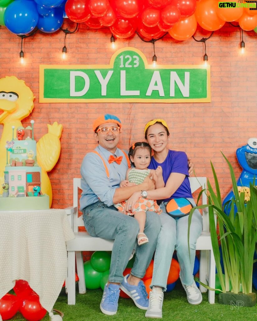 Jennylyn Mercado Instagram - Two years ago, you made us the happiest parents in the world.🥰 Happy 2nd birthday our little princess!😘🤍🎂 
Love, Mama Meekah and Papa Blippi. 
 
Photo: @niceprintphoto 
Studio: @conceptspacemnl 
Set Designer: @partycuratorsph 
Cake: @audreyspastries 
Ninang @charissetinionp 

#dylanjaydeho #mybabylove